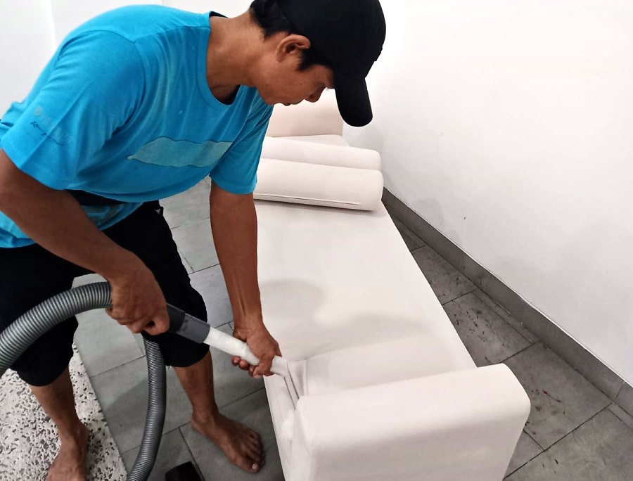 Pekerja memvakum bangku berjok