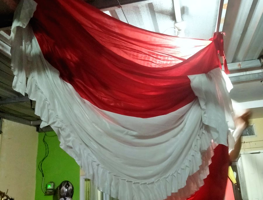 Hiasan kain merah putih yang sudah dicuci