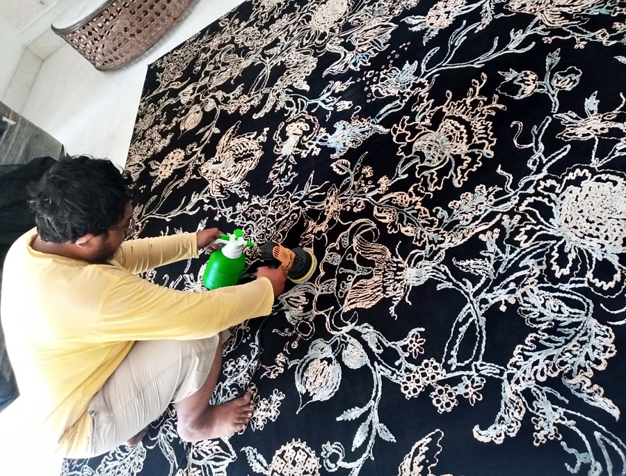 Pekerja mencuci permadani motif bunga