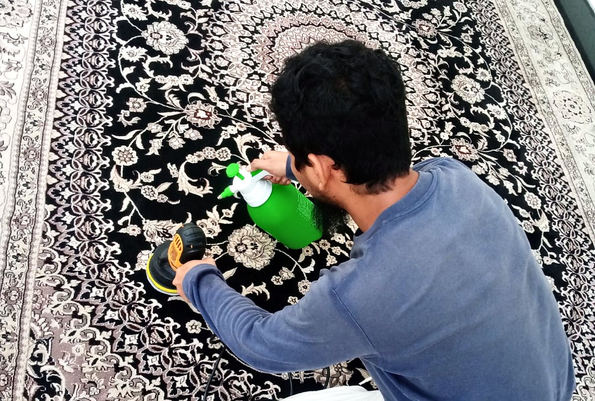 Petugas IndoCareService mencuci permadani Persia