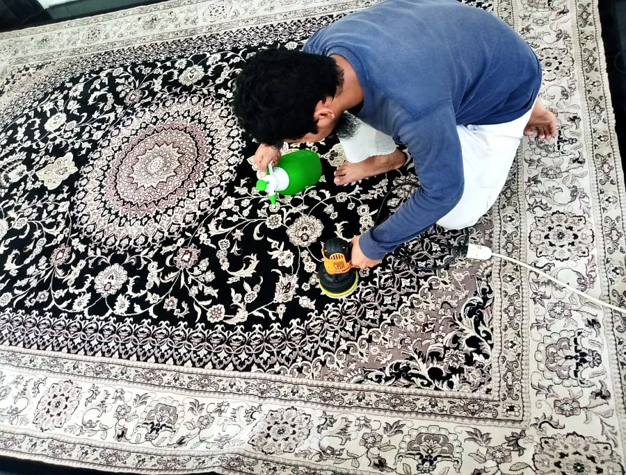 Pekerja memoles permadani Persia